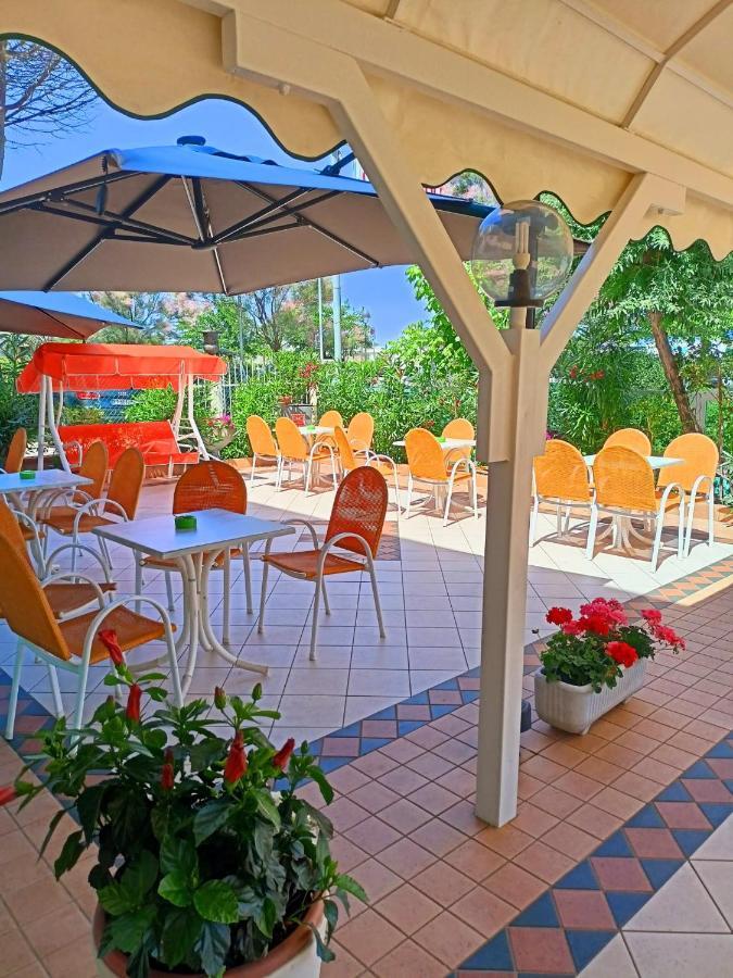 Costa Del Sole Only Room Милано Мартима Екстериор снимка