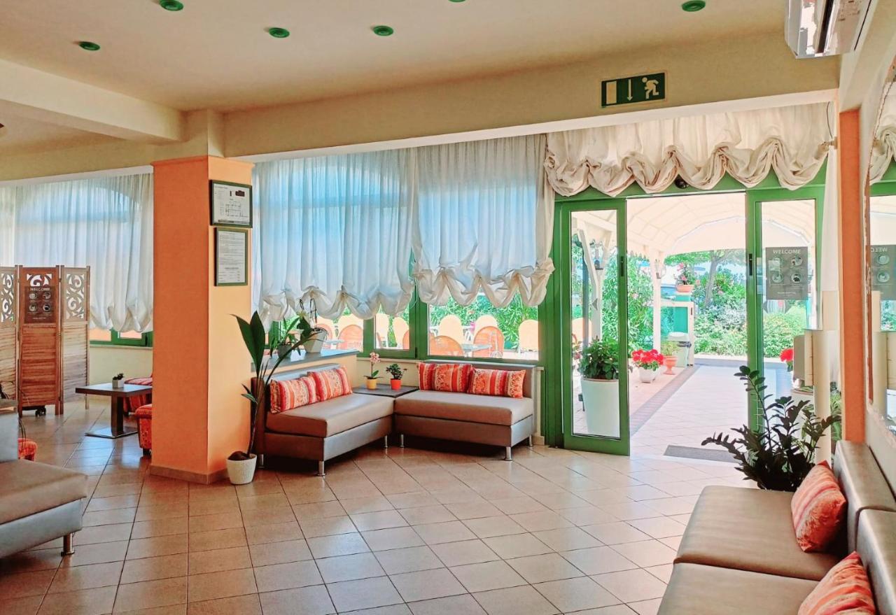 Costa Del Sole Only Room Милано Мартима Екстериор снимка