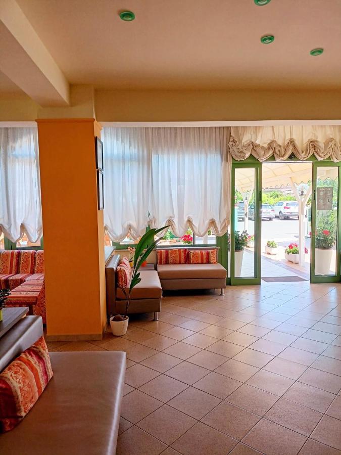 Costa Del Sole Only Room Милано Мартима Екстериор снимка