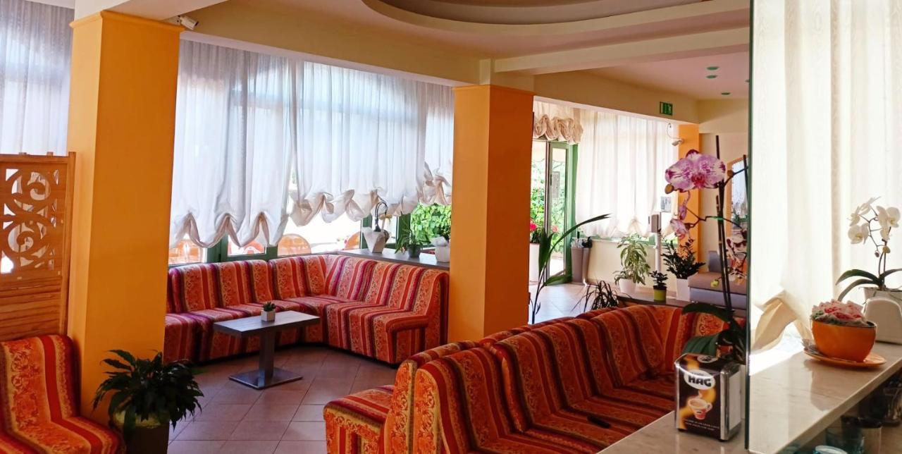 Costa Del Sole Only Room Милано Мартима Екстериор снимка