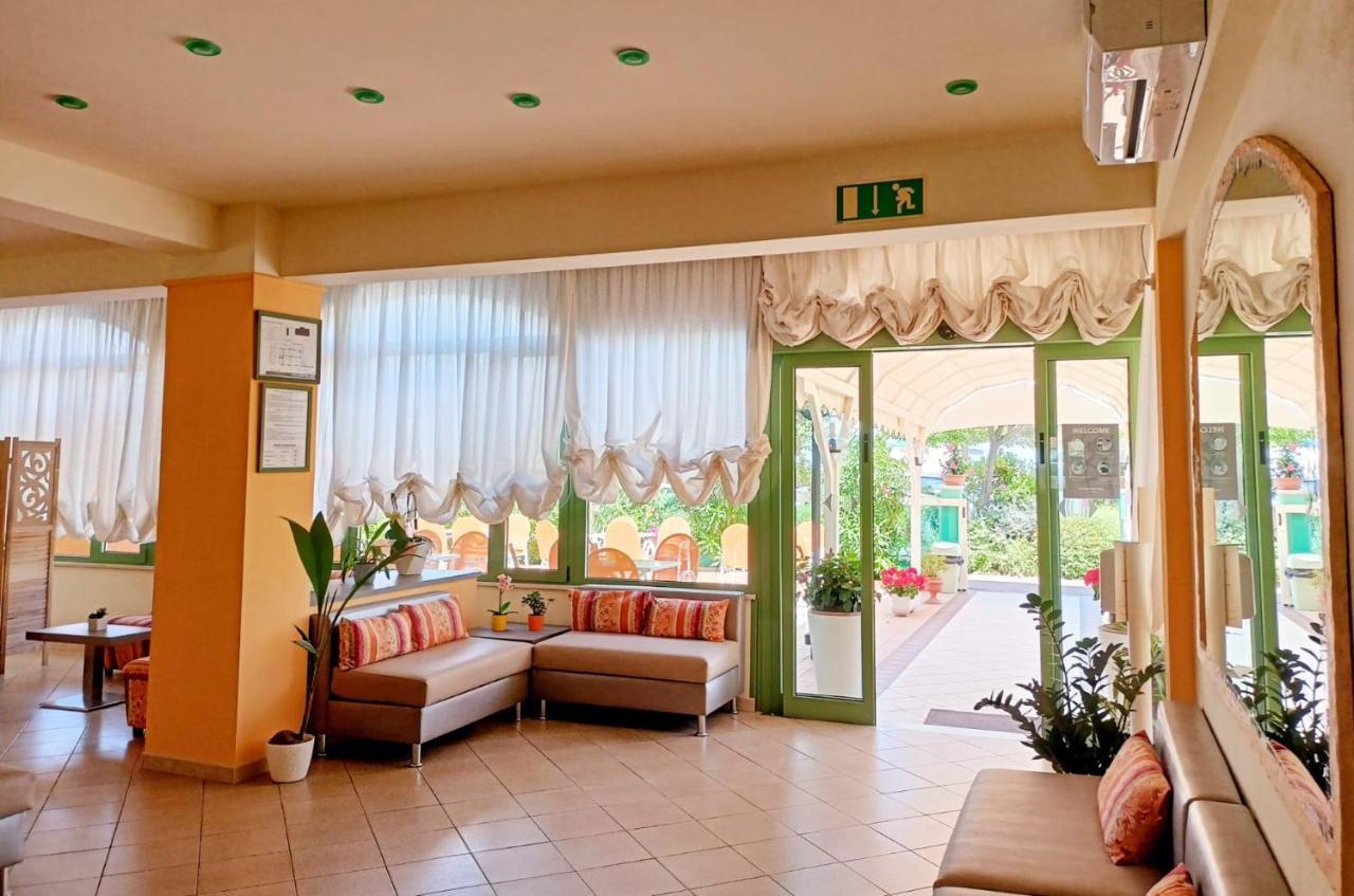Costa Del Sole Only Room Милано Мартима Екстериор снимка