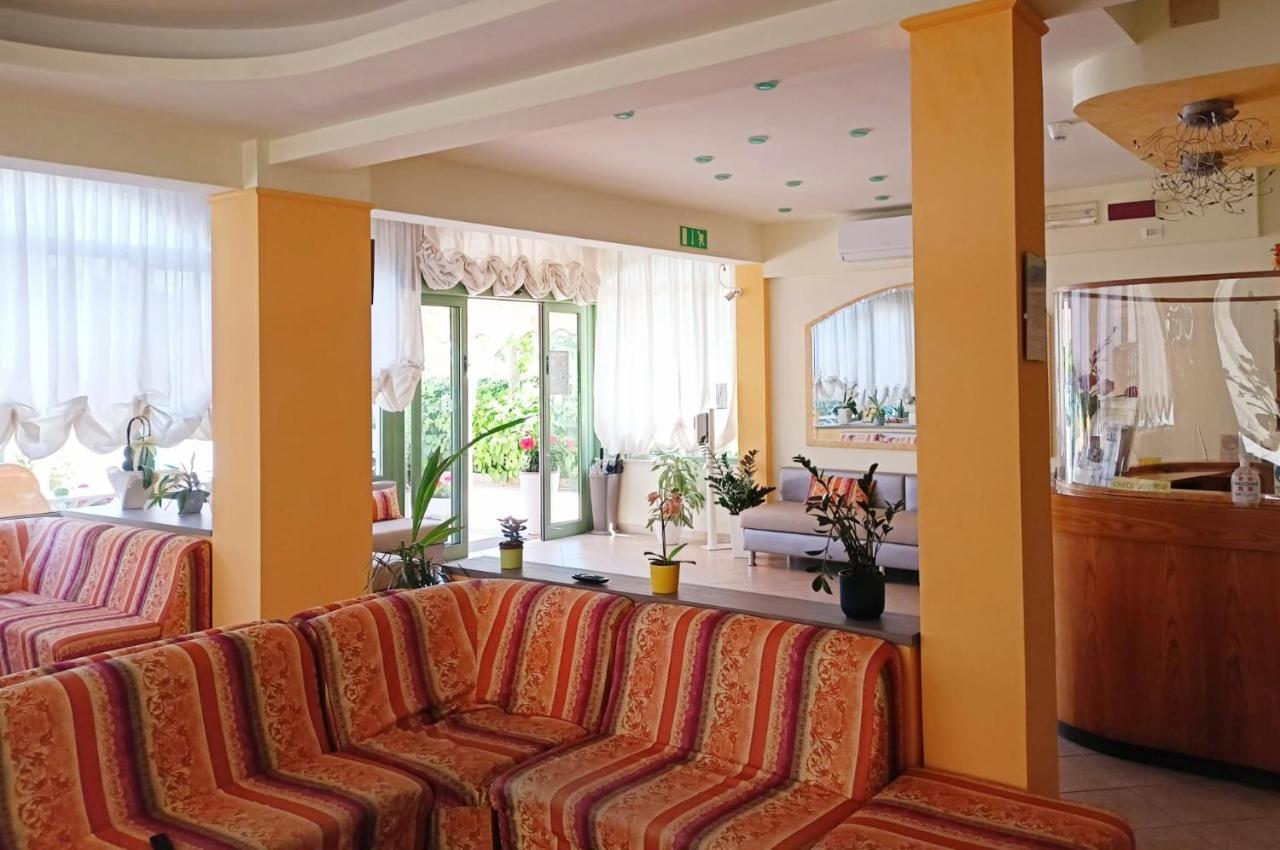 Costa Del Sole Only Room Милано Мартима Екстериор снимка