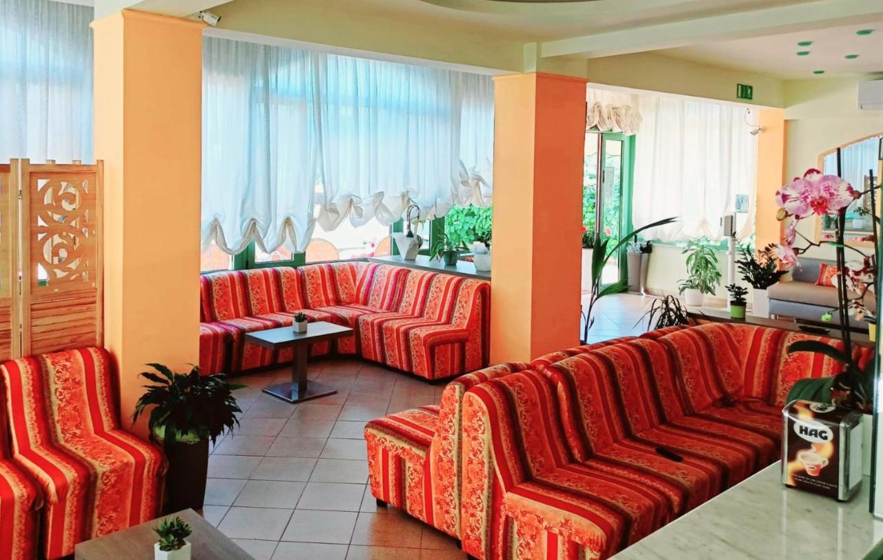 Costa Del Sole Only Room Милано Мартима Екстериор снимка