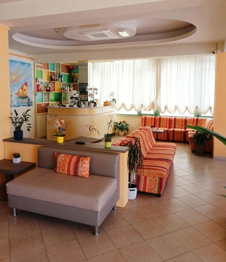 Costa Del Sole Only Room Милано Мартима Екстериор снимка