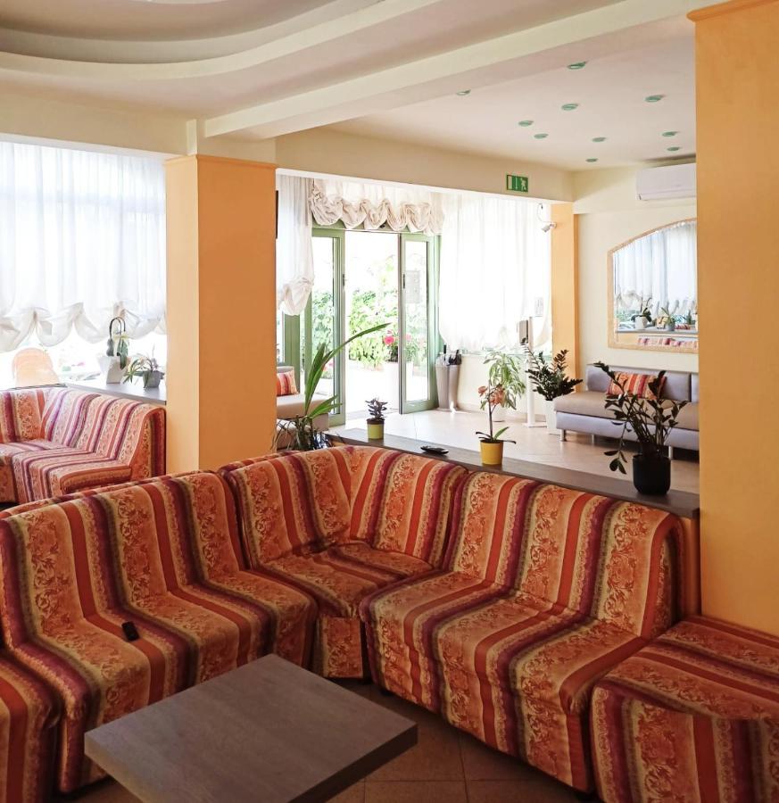 Costa Del Sole Only Room Милано Мартима Екстериор снимка
