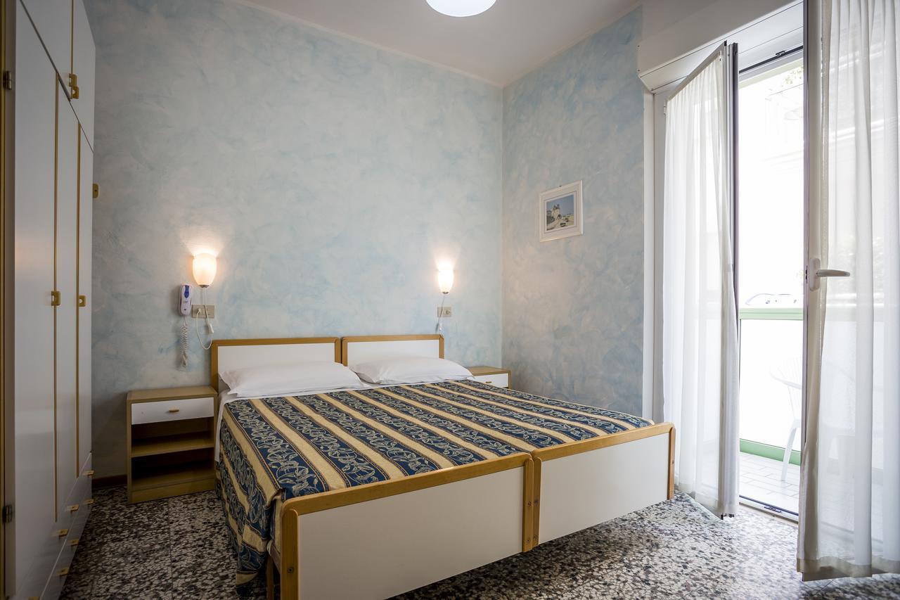 Costa Del Sole Only Room Милано Мартима Екстериор снимка
