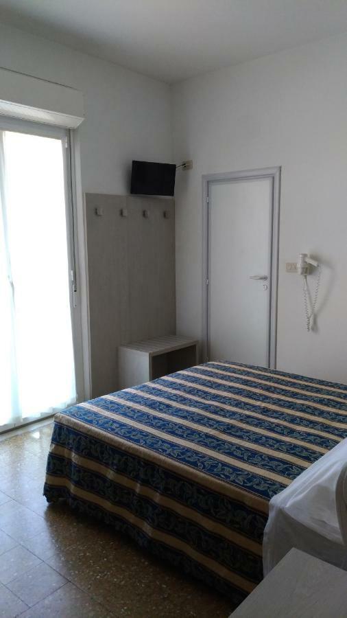 Costa Del Sole Only Room Милано Мартима Екстериор снимка