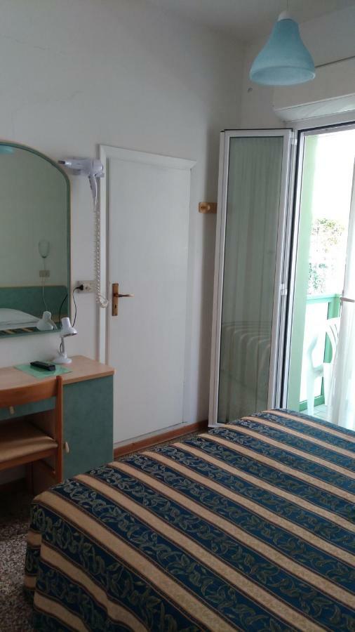 Costa Del Sole Only Room Милано Мартима Екстериор снимка